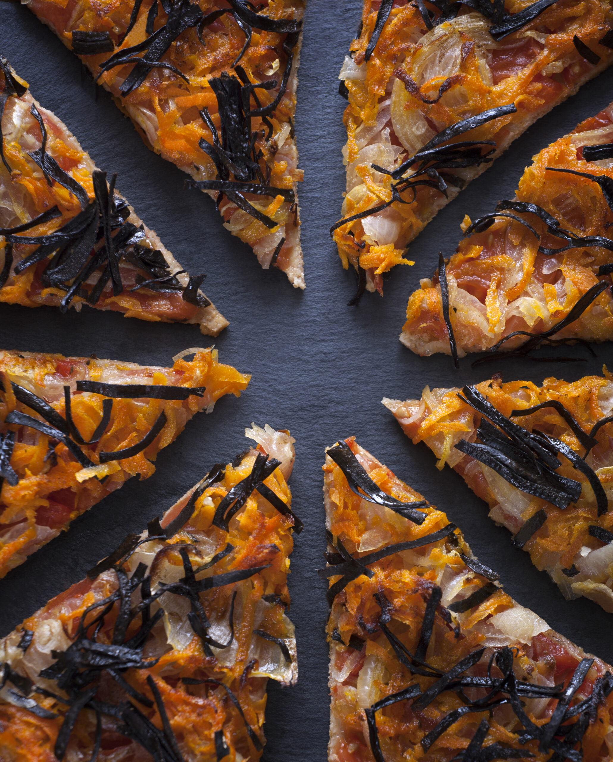 Vegane Pizza mit Wakame Algen im Teig