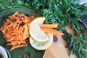 Karotten und Meeresspaghetti Salat