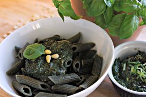 Basilikum-Pesto mit Algen und Vollkornnudeln
