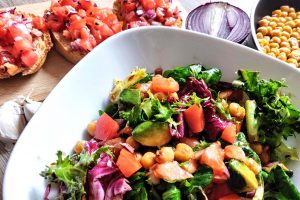 Fruchtiger Salat mit Kichererbsen und Wakame-Bruschetta