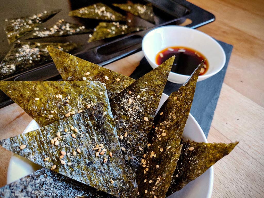 Foto einer Schale mit Algen Chips mit Soja Dip