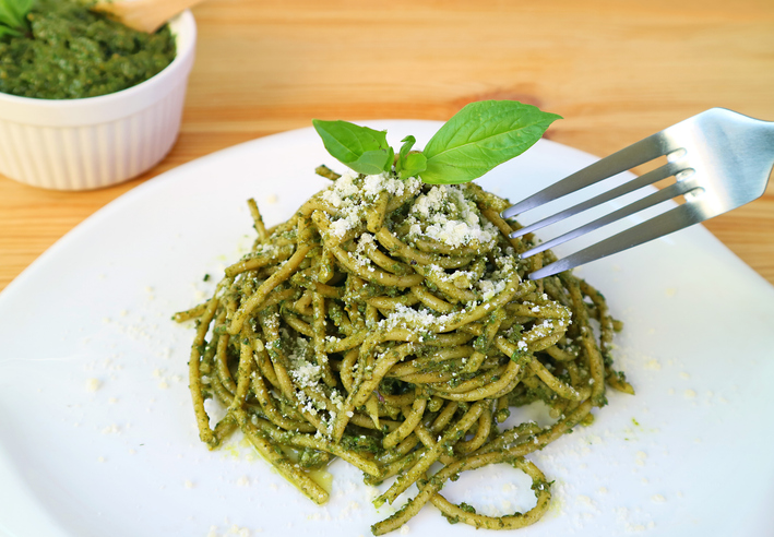 Basilikum-Pesto mit Algen und Vollkornnudeln